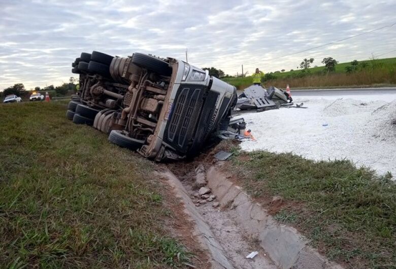 Caminhoneiro de MS morre após perder o controle e tombar carreta em