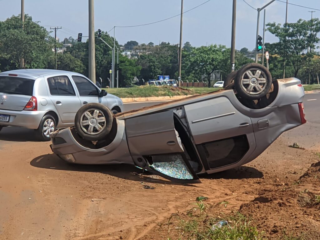 Carro capota na Cônsul Assaf Trad e motorista sai ileso Nova Lima News