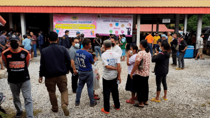 Policiais e moradores da região em frente à creche onde homem matou dezenas de crianças e funcionários no noroeste da Tailândia, em 6 de outubro de 2022. — Foto: Sakdipat Boonsom via Reuters Policiais e moradores da região em frente à creche onde homem matou dezenas de crianças e funcionários no noroeste da Tailândia, em 6 de outubro de 2022. — Foto: Sakdipat Boonsom via Reuters