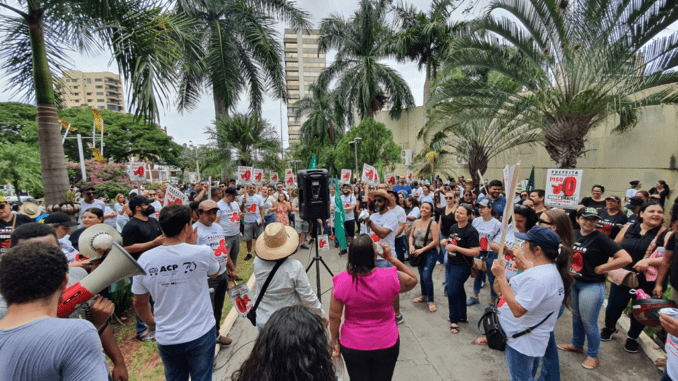 Professores na manifestação em Campo Grande