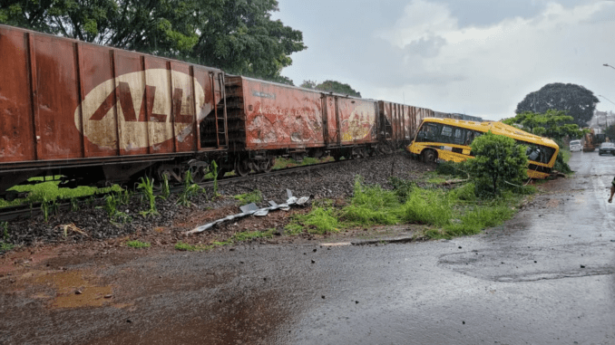 Ônibus escolar da Apae é atingido por trem no Paraná; duas meninas morreram — Foto: Rodrigo Grando/RPC Ônibus escolar da Apae é atingido por trem no Paraná; duas meninas morreram — Foto: Rodrigo Grando/RPC