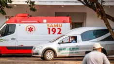 Viatura do Samu ao lado do carro funerário - (Foto: Ilustrativa/Henrique Kawaminami/CAMPO GRANDE NEWS)