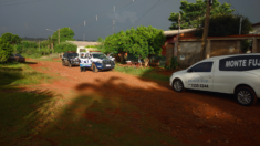 Equipe polícia na casa da vítima - Foto: Vinícius Santos