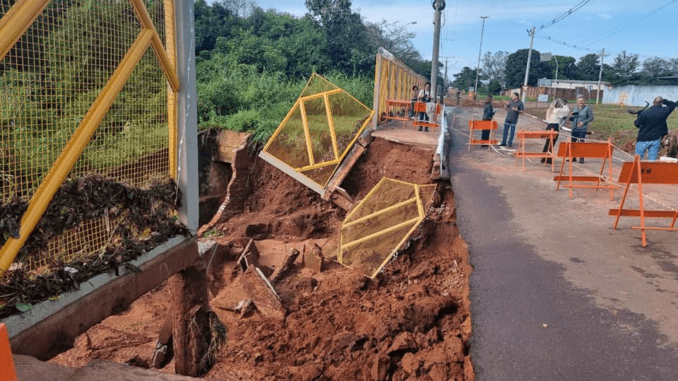 Erosão provocada pela chuva (Foto: Redes Sociais São Julião)