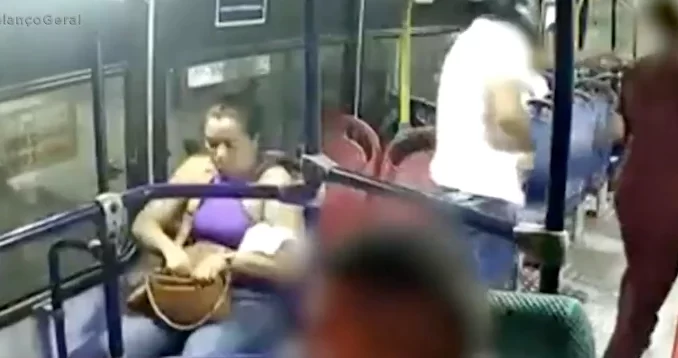 Mulher enganou ladrão para não entregar celular Foto: Reprodução/RecordTV