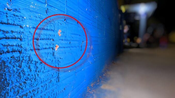 Disparos atingiram também o muro de um lava jato — Foto Vinícius Santos Disparos atingiram também o muro de um lava jato — Foto Vinícius Santos
