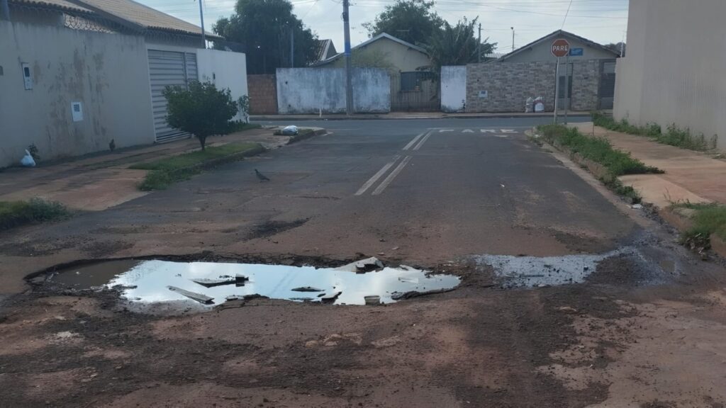 Buraco na via — Foto: WhatsApp Nova Lima News (67) 99869-6924