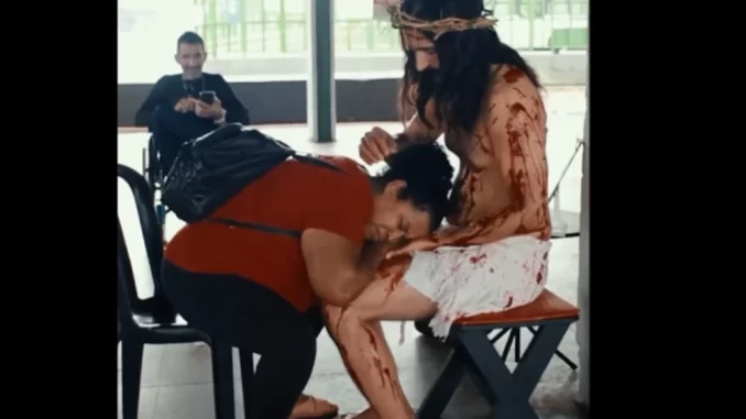 Ator vestido de Jesus transita em terminal e emociona passageiros Foto: Reprodução/Instagram @arteegracacia