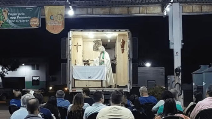 Padre Arno durante celebração de missa em MS — Foto: Arquivo pessoal