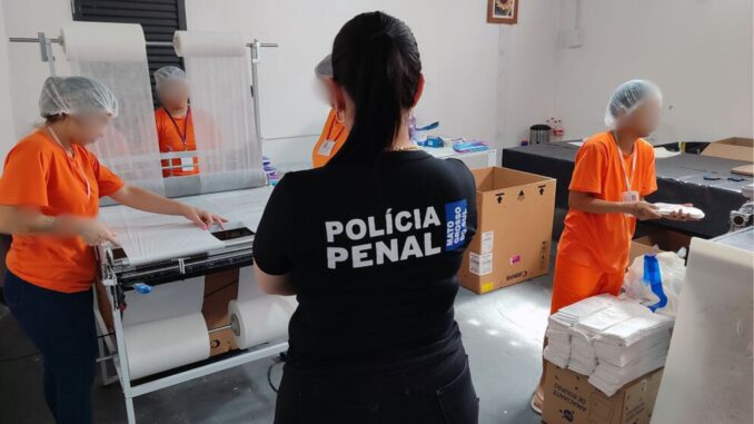 Produção de absorventes no presídio feminino de Campo Grande. - Foto: Agepen