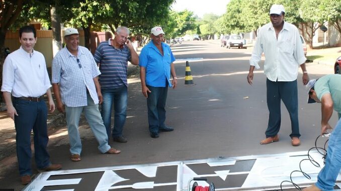 Primeiro à esquerda, Renato Câmara participa de uma das ações que marcaram sua gestão em Ivinhema: a reestruturação do trânsito com foco na segurança. - Arquivo pessoal