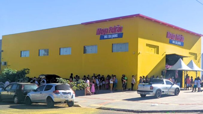 O Mega Feirão dos Calçados inaugura sua nova loja na rua Coxim, nº 881, no bairro Coronel Antonino — em frente ao Cemitério do Cruzeiro e pertinho do Atacadão, na saída para Cuiabá. - Foto: Gildo de Souza