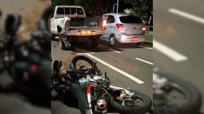 Moto e caminhonete envolvidos n acidente - Imagem encaminhada para o Nova Lima News