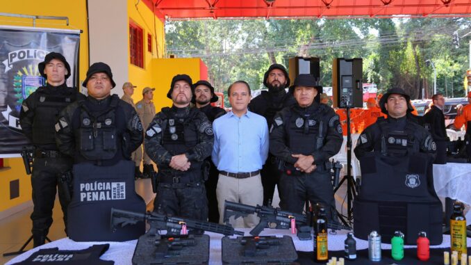 Deputado Cel Davi durante entrega de equipamentos - Foto: Assessoria de imprensa