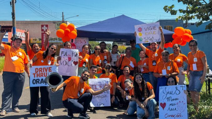 Com lágrimas, orações e até um momento de conversão, ação evangelística da ADERV transforma o domingo de moradores no bairro Vida Nova. - Foto: divulgação