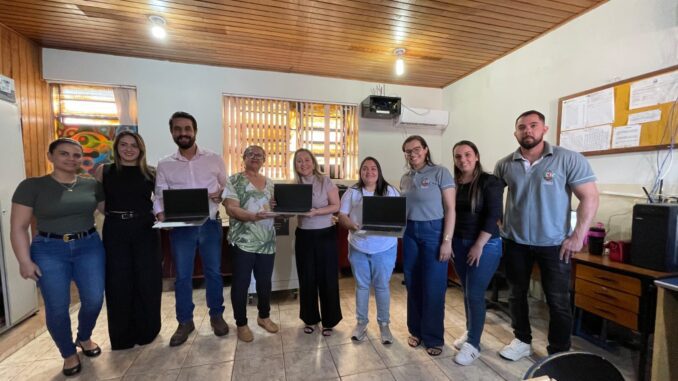 Deputada entrega equipamentos e diz: “Investir em educação é valorizar o futuro” - Foto: Assessoria de imprensa