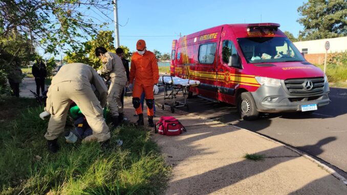 Motociclista teve de ser atendido pelo Corpo de Bombeiros - Imagem encaminhada para o Fale Agora